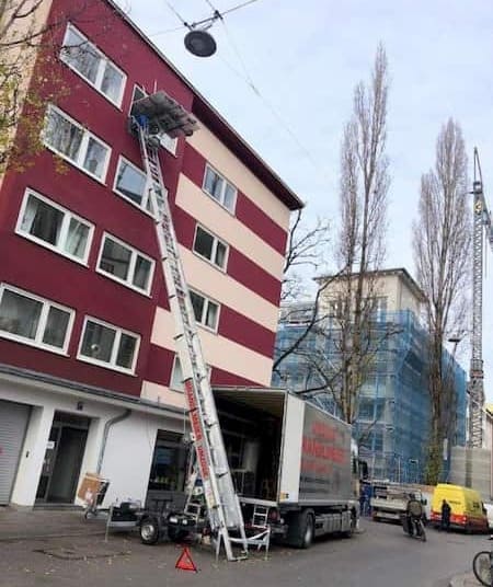 LKW mit Außenlift für Möbeltransport in München